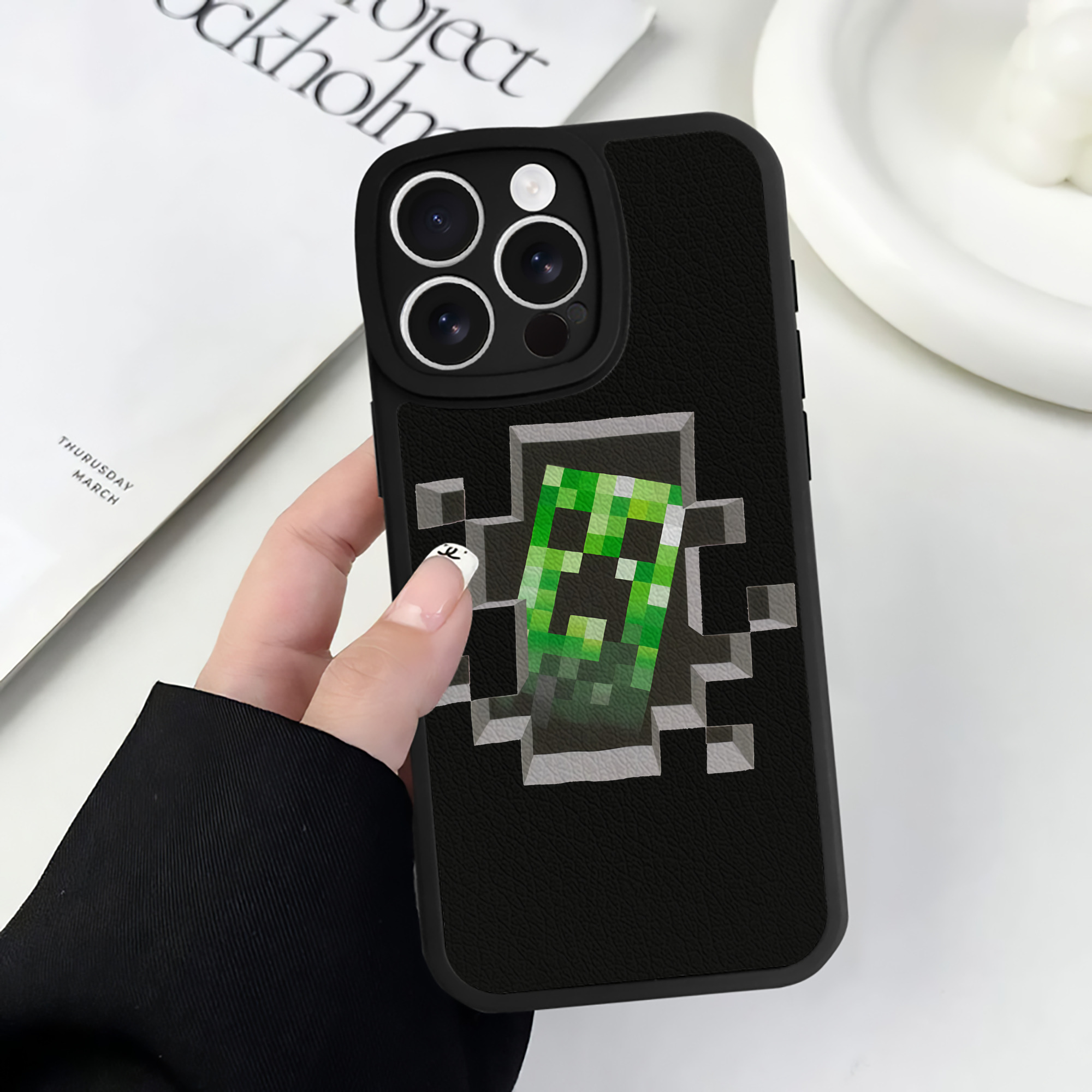 （画像用） マインクラフト ブロックの世界 Minecraft MC Block world 【iPhone 16シリーズ対応】シリコンスマホケース（レザー調） 材質：シリコン
